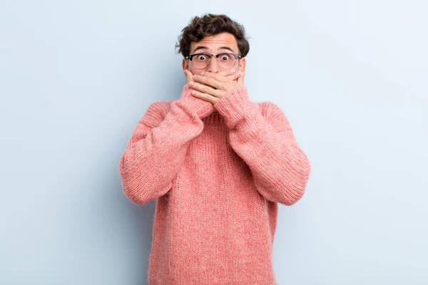 Jonge Knappe Man Bedekken Mond Met Handen Met Een Geschokt — Stockfoto