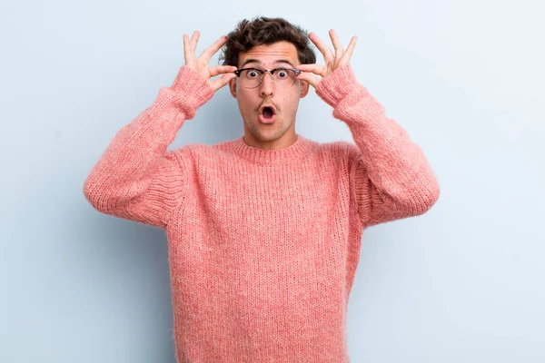 Joven Hombre Guapo Sentirse Sorprendido Sorprendido Sorprendido Sosteniendo Gafas Con —  Fotos de Stock