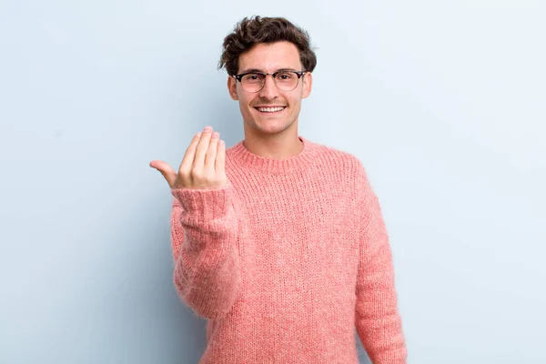 Junger Gutaussehender Mann Der Sich Glücklich Erfolgreich Und Selbstbewusst Fühlt — Stockfoto