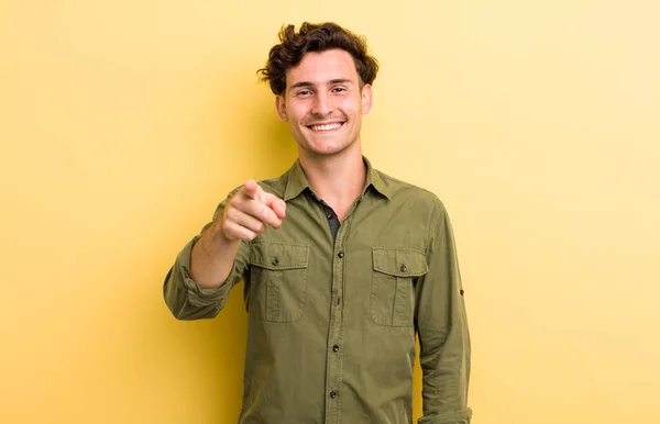 Junger Gutaussehender Mann Der Mit Einem Zufriedenen Selbstbewussten Freundlichen Lächeln — Stockfoto