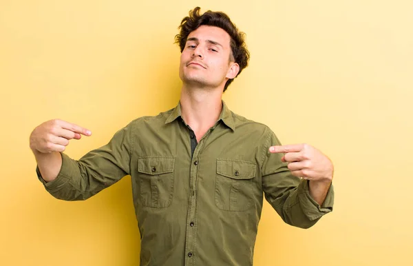 Joven Hombre Guapo Buscando Orgulloso Arrogante Feliz Sorprendido Satisfecho Apuntando — Foto de Stock