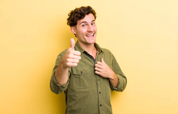 Jovem Homem Bonito Sentindo Orgulhoso Despreocupado Confiante Feliz Sorrindo Positivamente — Fotografia de Stock