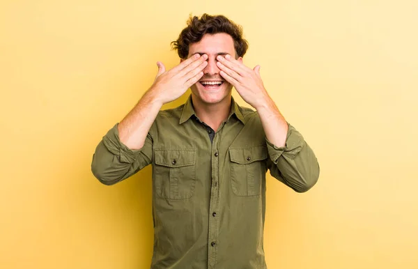 Junger Gutaussehender Mann Lächelt Und Fühlt Sich Glücklich Bedeckt Die — Stockfoto