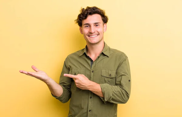 Jonge Knappe Man Glimlachend Gelukkig Zorgeloos Tevreden Wijzend Naar Concept — Stockfoto