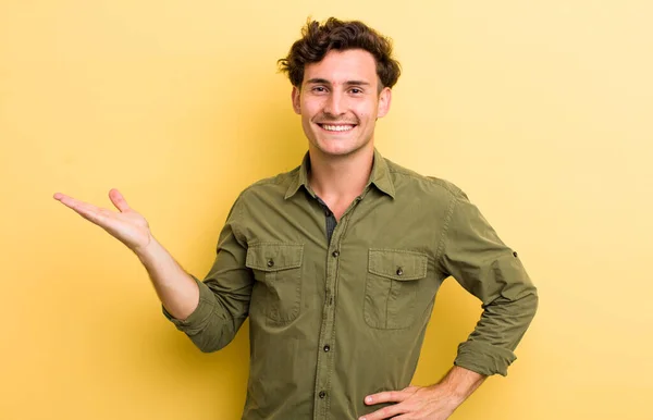 Mladý Pohledný Muž Usmívá Cítí Sebevědomí Úspěch Radost Ukazuje Koncept — Stock fotografie