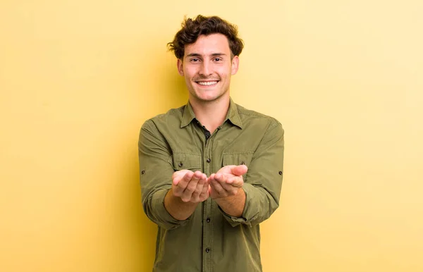 Jovem Bonito Homem Sorrindo Feliz Com Amigável Confiante Olhar Positivo — Fotografia de Stock