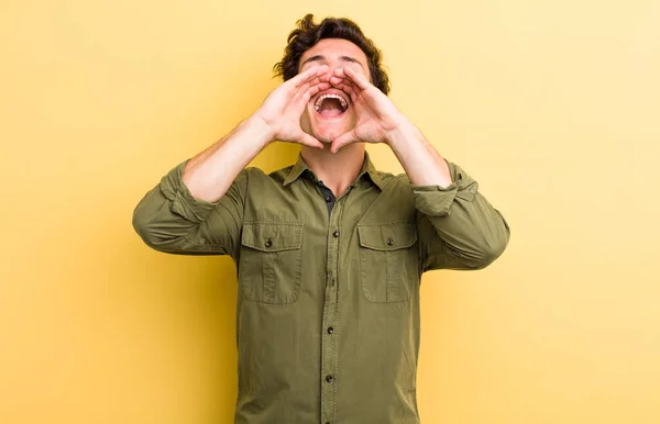 Junger Gutaussehender Mann Der Sich Glücklich Aufgeregt Und Positiv Fühlt — Stockfoto