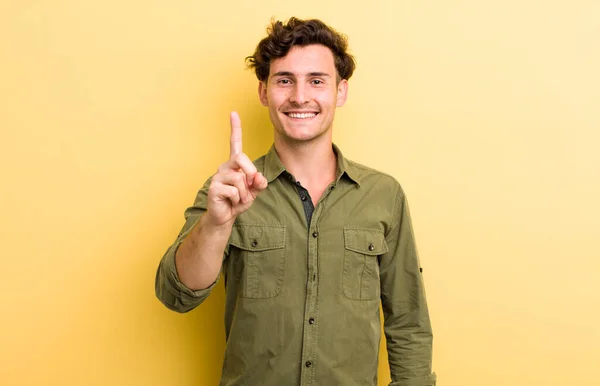 Joven Hombre Guapo Sonriendo Orgullosamente Con Confianza Haciendo Pose Número —  Fotos de Stock