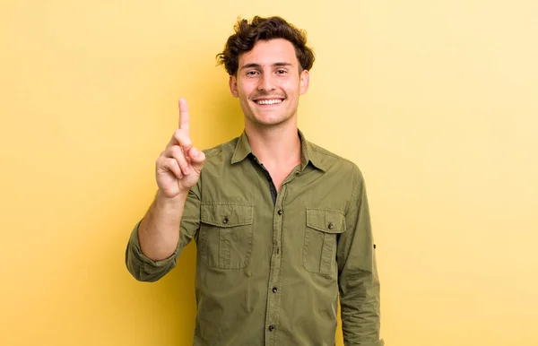 Jonge Knappe Man Glimlachend Vriendelijk Uitziend Nummer Een Tonend Eerste — Stockfoto