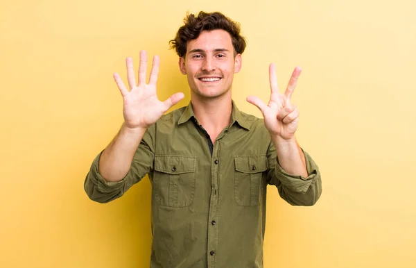 Jonge Knappe Man Glimlachend Vriendelijk Nummer Acht Achtste Met Hand — Stockfoto