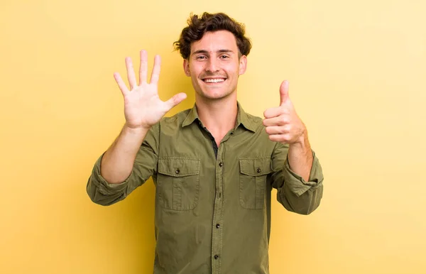 Jonge Knappe Man Glimlachend Vriendelijk Nummer Zes Zesde Met Hand — Stockfoto