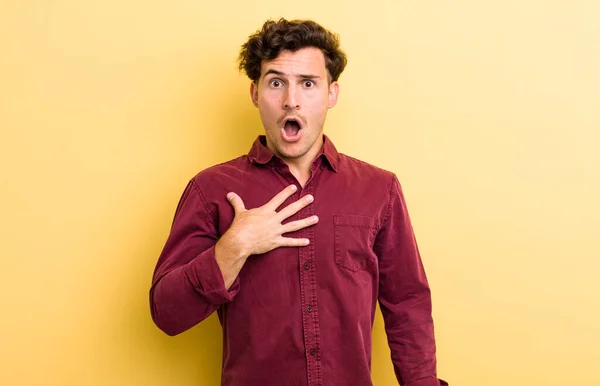 Jovem Homem Bonito Sentindo Chocado Surpreso Surpreso Com Mão Peito — Fotografia de Stock