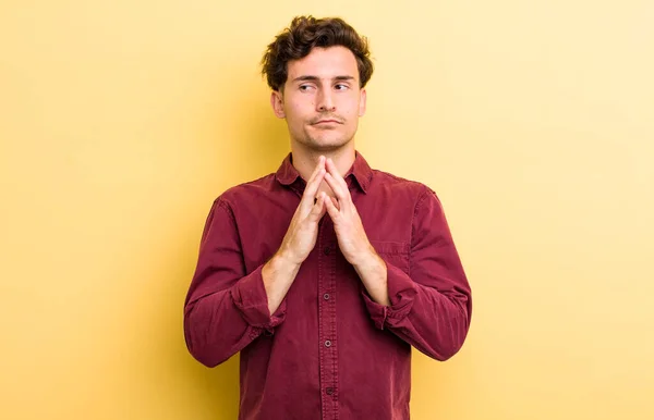 Junger Gutaussehender Mann Der Stolz Verschmitzt Und Arrogant Ist Während — Stockfoto