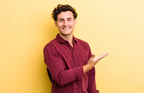 Mladý Pohledný Muž Vesele Usmívá Cítí Šťastný Ukazuje Koncept Kopírovacím — Stock fotografie