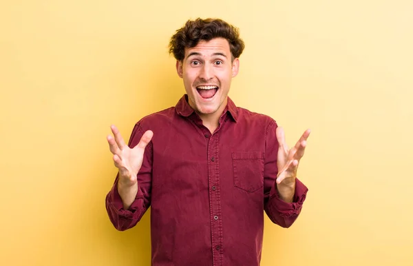 Jovem Bonito Homem Sentindo Feliz Surpreso Sortudo Surpreso Como Dizer — Fotografia de Stock