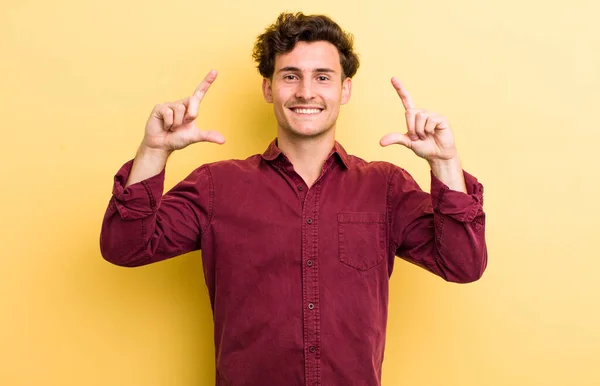 Junger Gutaussehender Mann Der Sein Eigenes Lächeln Mit Beiden Händen — Stockfoto