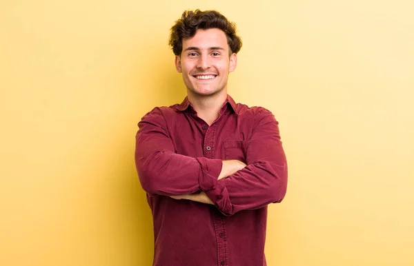 Joven Guapo Hombre Buscando Como Feliz Orgulloso Satisfecho Triunfador Sonriendo — Foto de Stock