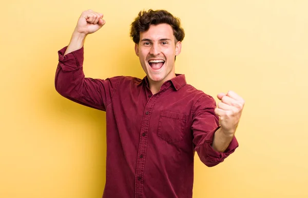 Genç Yakışıklı Adam Zaferle Bağırıyor Heyecanlı Mutlu Şaşırmış Görünüyor Kutlama — Stok fotoğraf
