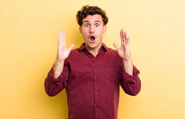 Young Handsome Man Looking Shocked Astonished Jaw Dropped Surprise Realizing — Stock Photo, Image