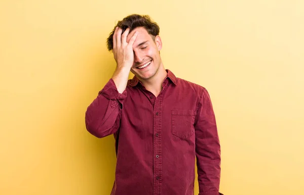 Junger Gutaussehender Mann Lacht Und Klopft Sich Auf Die Stirn — Stockfoto