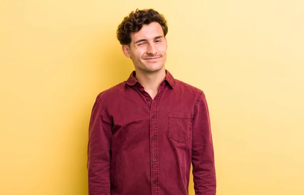 Joven Guapo Hombre Mirando Feliz Amable Sonriendo Guiñando Ojo Usted — Foto de Stock