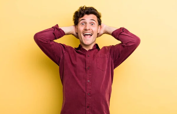 Mladý Pohledný Muž Vypadá Šťastný Bezstarostný Přátelský Uvolněný Těší Život — Stock fotografie