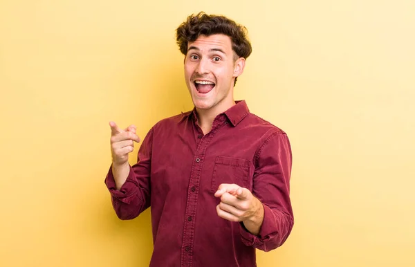 Joven Hombre Guapo Sonriendo Con Una Actitud Positiva Exitosa Feliz — Foto de Stock