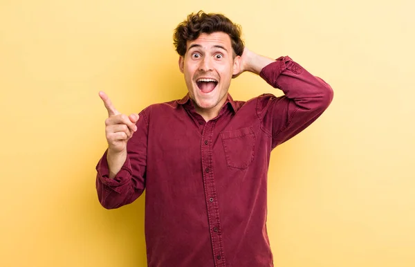 Giovane Uomo Bello Ridendo Guardando Felice Positivo Sorpreso Realizzando Una — Foto Stock