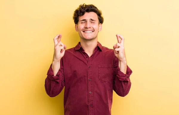 Jovem Bonito Homem Sorrindo Ansiosamente Cruzando Dedos Sentindo Preocupado Desejando — Fotografia de Stock