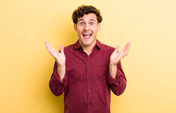 Fiatal Jóképű Férfi Néz Boldog Izgatott Sokkolt Egy Váratlan Meglepetés — Stock Fotó