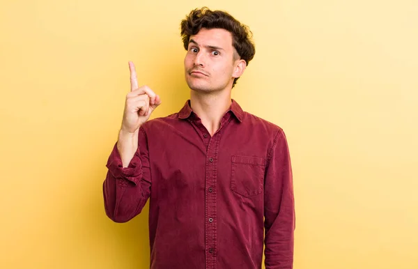 Jovem Homem Bonito Sentindo Como Gênio Segurando Dedo Orgulhosamente Depois — Fotografia de Stock