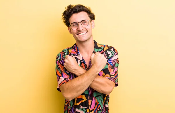 Jovem Homem Bonito Sorrindo Alegremente Comemorando Com Punhos Apertados Braços — Fotografia de Stock