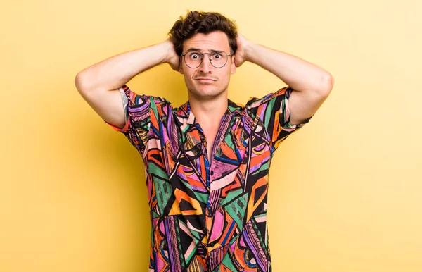 Genç yakışıklı adam hayal kırıklığına uğramış ve sıkılmış hissediyor, başarısızlıktan bıkmış ve bıkmış, sıkıcı işlerden bıkmış