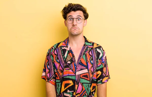 Genç yakışıklı adam üzgün ve stresli, kötü bir sürpriz yüzünden üzgün, olumsuz, endişeli bir bakışla