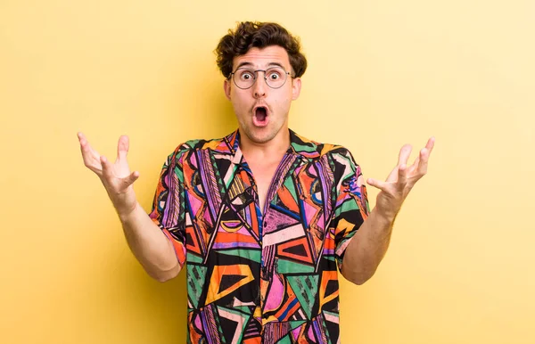 Genç ve yakışıklı bir adam son derece şok olmuş ve şaşırmış, endişeli ve paniklemiş, stresli ve dehşete kapılmış görünüyor.