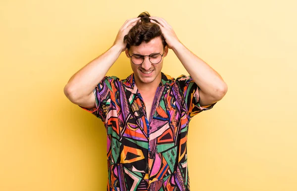 Genç ve yakışıklı bir adam stresli ve hayal kırıklığına uğramış hissediyor. Yumruk yumruğa, yorgun, mutsuz ve migren ağrısı çekiyor.