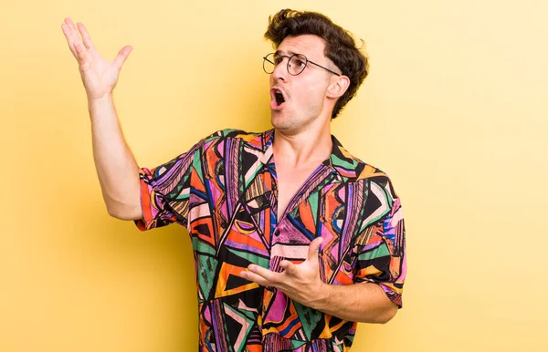 Genç yakışıklı bir adam opera yapıyor ya da konserde şarkı söylüyor, romantik, sanatsal ve tutkulu hissediyor.