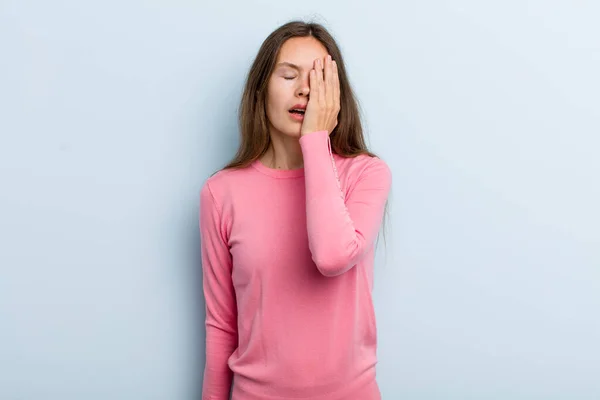 Jong Volwassen Mooie Vrouw Zoek Slaperig Verveeld Gapen Met Een — Stockfoto