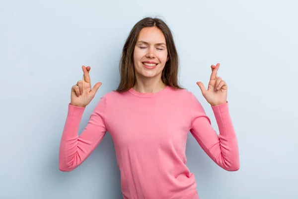 Jong Volwassen Mooi Vrouw Glimlachen Angstig Kruisen Beide Vingers Zich — Stockfoto