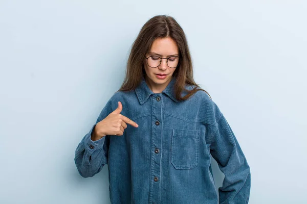 Jovem Mulher Bonita Adulto Sorrindo Alegre Casualmente Olhando Para Baixo — Fotografia de Stock