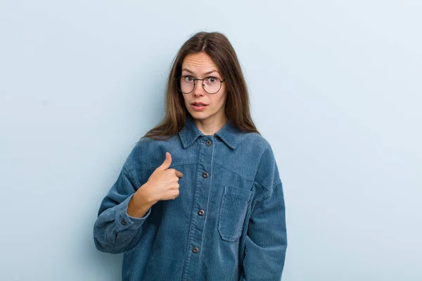 Jovem Adulto Bonita Mulher Sentindo Confuso Perplexo Inseguro Apontando Para — Fotografia de Stock