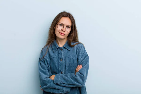 Giovane Donna Carina Adulta Sente Dispiaciuto Deluso Guardando Serio Infastidito — Foto Stock