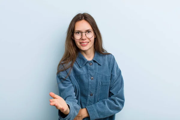 Giovane Adulta Bella Donna Sorridente Guardando Felice Fiducioso Amichevole Offrendo — Foto Stock