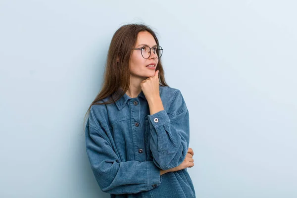 Jong Volwassen Mooie Vrouw Voelt Zich Bedachtzaam Afvragen Verbeelden Ideeën — Stockfoto