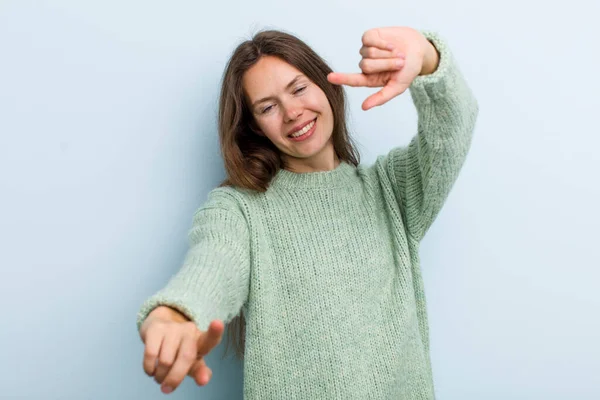 Jong Volwassene Mooi Vrouw Gevoel Gelukkig Zelfverzekerd Wijzend Naar Camera — Stockfoto