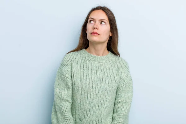 Giovane Donna Carina Adulta Con Espressione Preoccupata Confusa Priva Indizi — Foto Stock