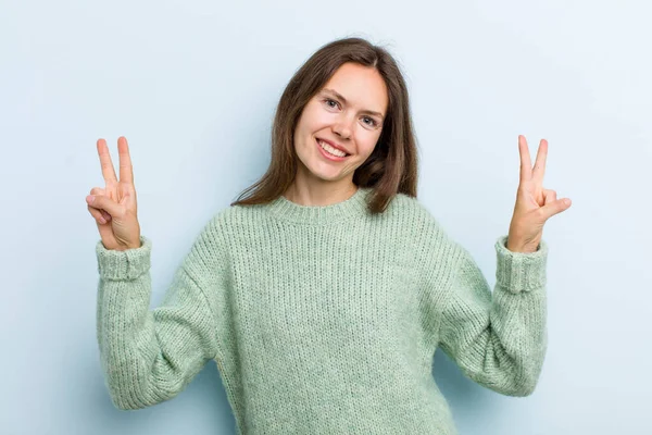 Joven Adulto Bonita Mujer Sonriendo Buscando Feliz Amistoso Satisfecho Gestando —  Fotos de Stock