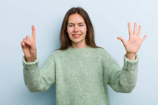 Jong Volwassen Mooi Vrouw Glimlachen Kijken Vriendelijk Tonen Nummer Zes — Stockfoto