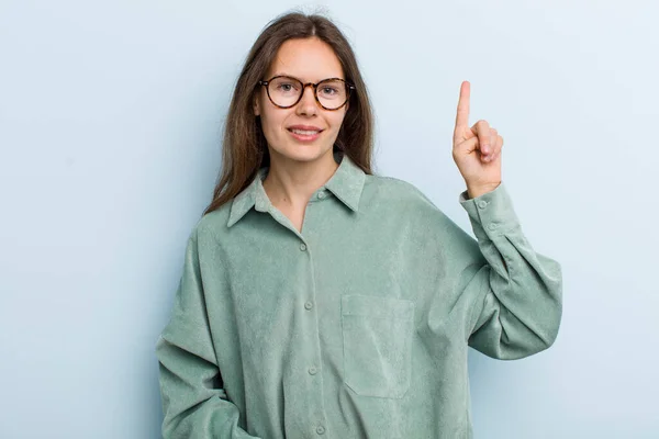 Jovem Mulher Bonita Adulto Sorrindo Alegre Feliz Apontando Para Cima — Fotografia de Stock