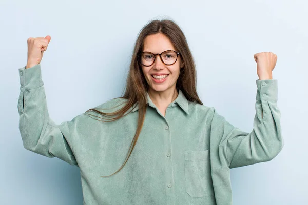 Jovem Mulher Bonita Adulto Gritando Triunfalmente Parecendo Animado Feliz Surpreso — Fotografia de Stock